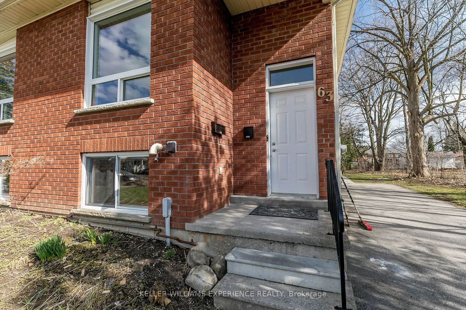 Semi-Detached House leased at Bsmt-63 Gunn Street, Barrie, 400 East, L4M 2H4 - MLS: S8301860