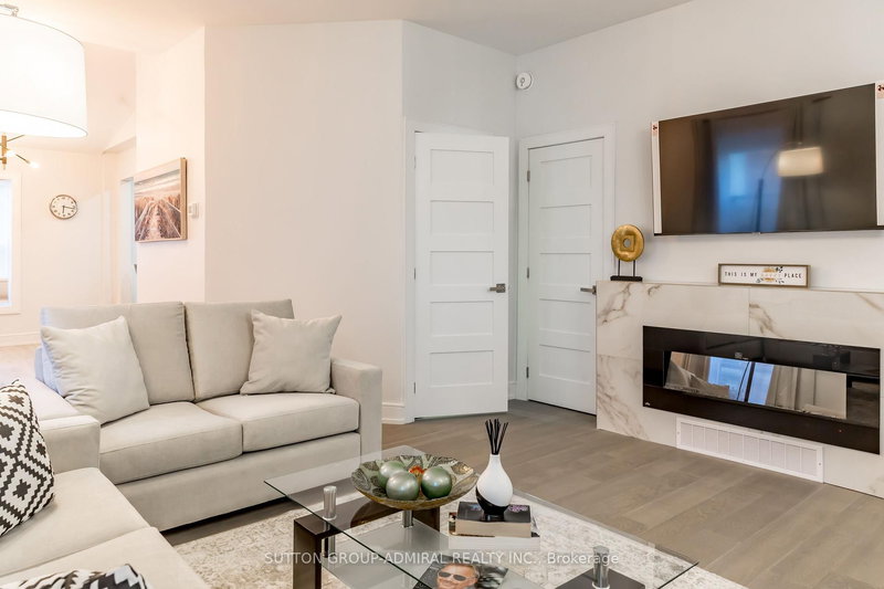 97 Laclie St, Orillia, L3V 4W9 | Image 2