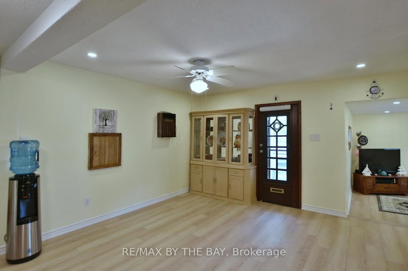 34 Nancy St, Wasaga Beach, L9Z 2K5 | Image 2