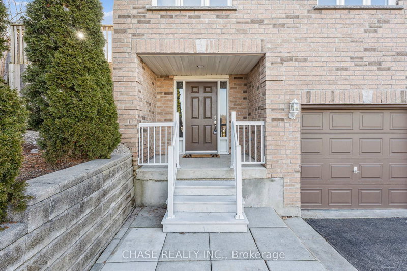 423 Irwin St, Midland, L4R 2V6 | Image 2