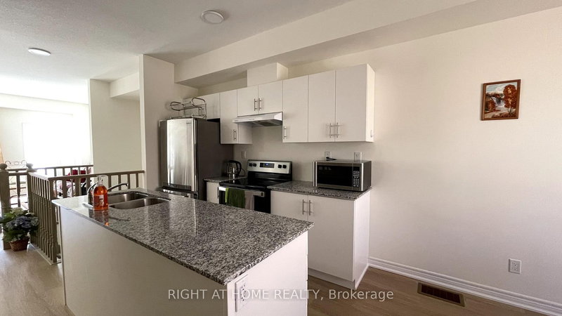 41 Winters Cres, Collingwood, L9Y 5T1 | Image 3