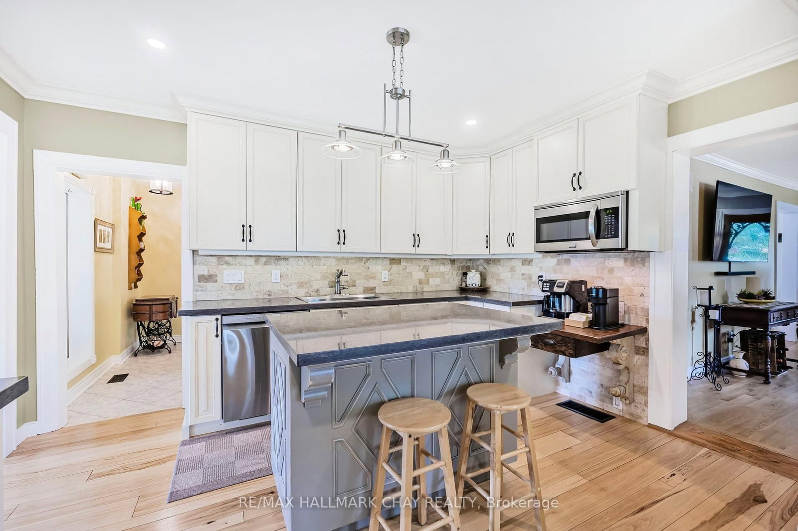 Listing Image 12