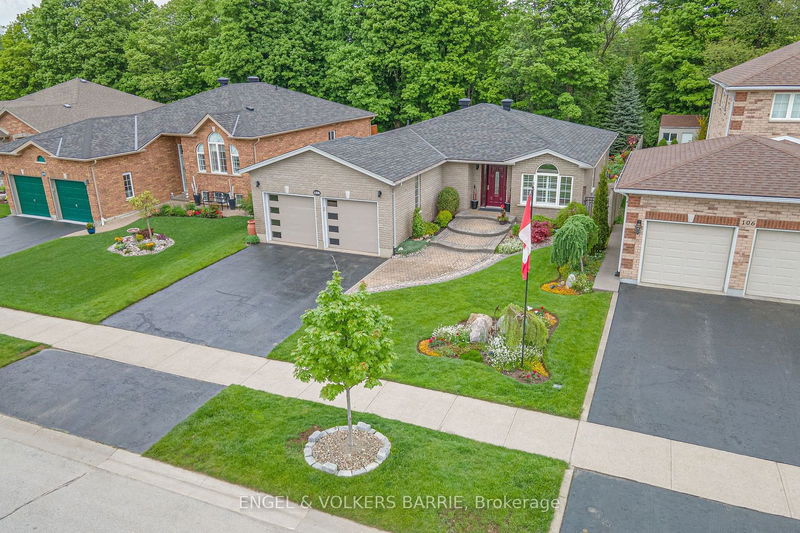 104 Crompton Dr  Barrie, L4M 6P1 | Image 1