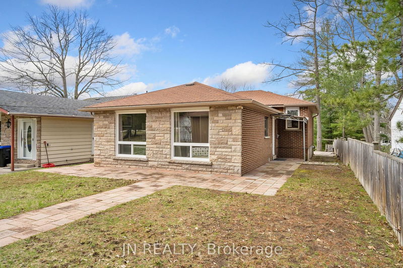 322 Oxbow Park Dr  Wasaga Beach, L9Z 2V6 | Image 1