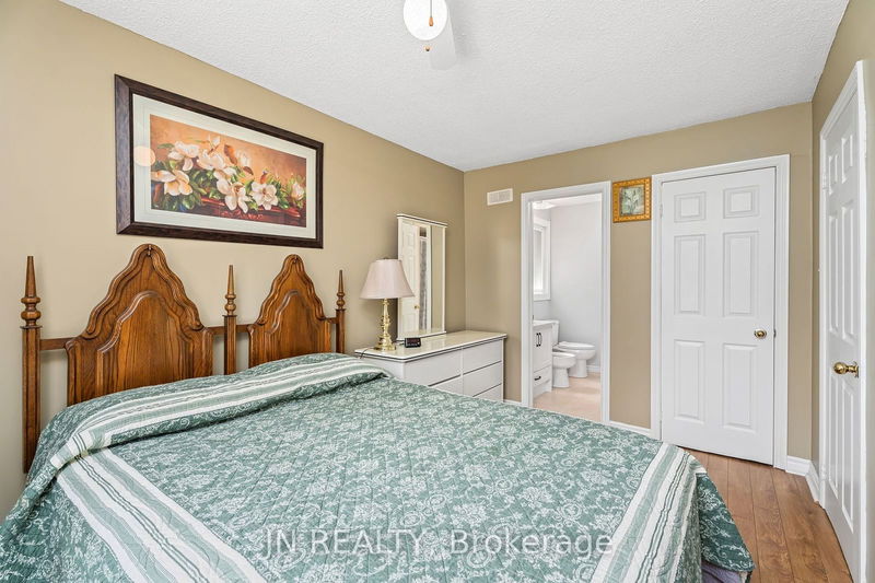 322 Oxbow Park Dr  Wasaga Beach, L9Z 2V6 | Image 18