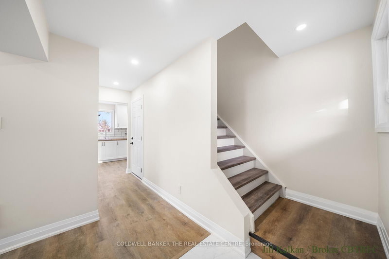 Main - 36 Wilson Crt, Barrie, L4N 5K8 | Image 3