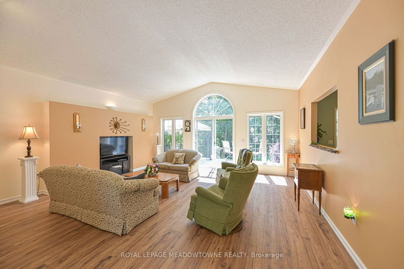 4 Beechwood Cres  Oro-Medonte, L0L 1T0 | Image 6