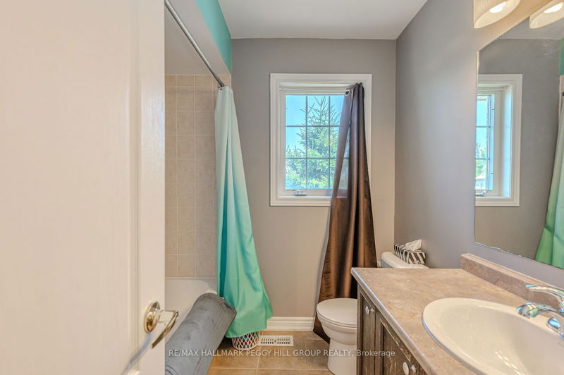 31 Megan Cres  Barrie, L4N 6E2 | Image 12