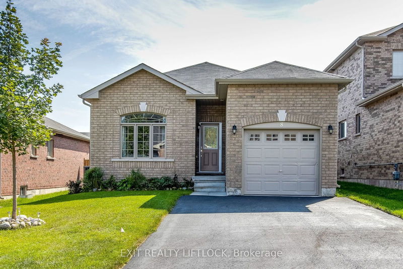 8 Beausoleil Dr  Penetanguishene, L9M 0V8 | Image 1