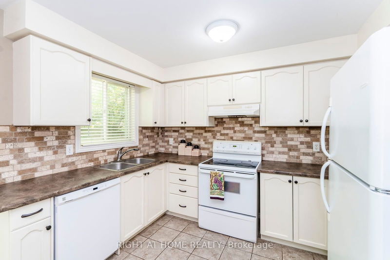 52 Monique Cres  Barrie, L4M 6Y4 | Image 5