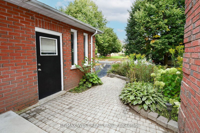 25 Meadowlark Rd  Barrie, L4M 6C8 | Image 4