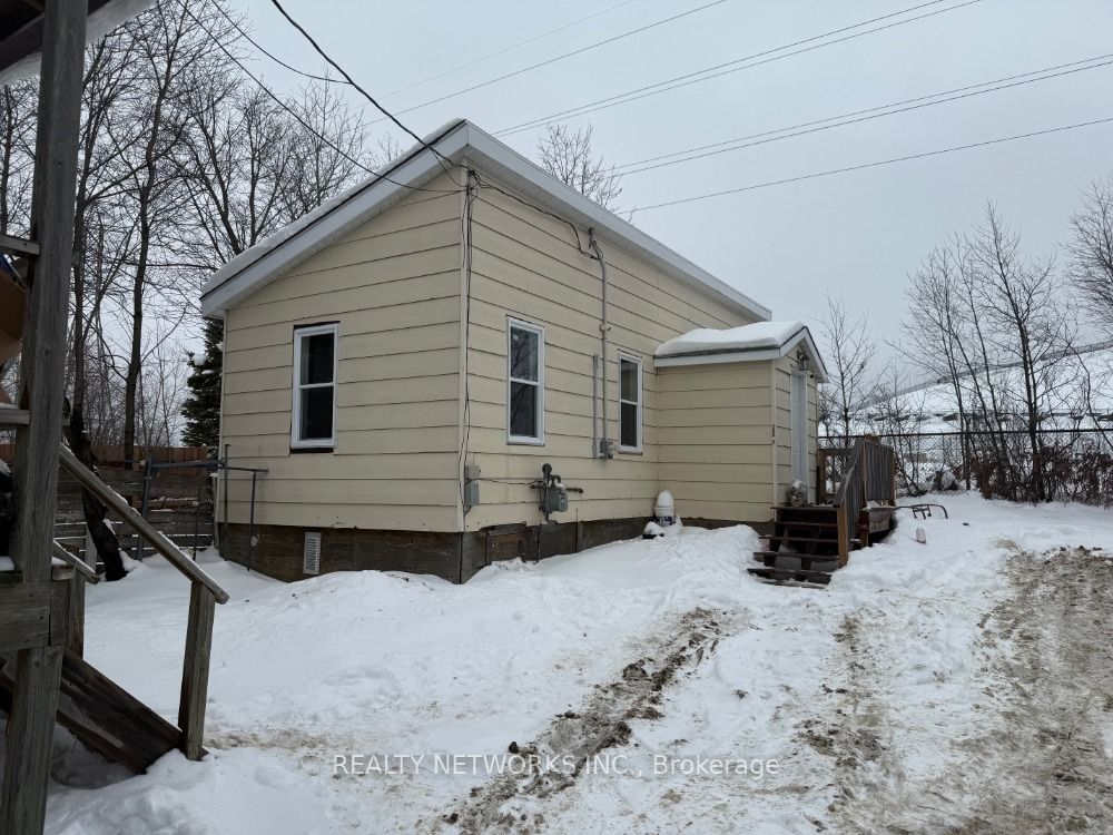 Semi-Detached House sold at 208 Laidlaw Street, Timmins, P4N 2P8 - MLS: T11893767