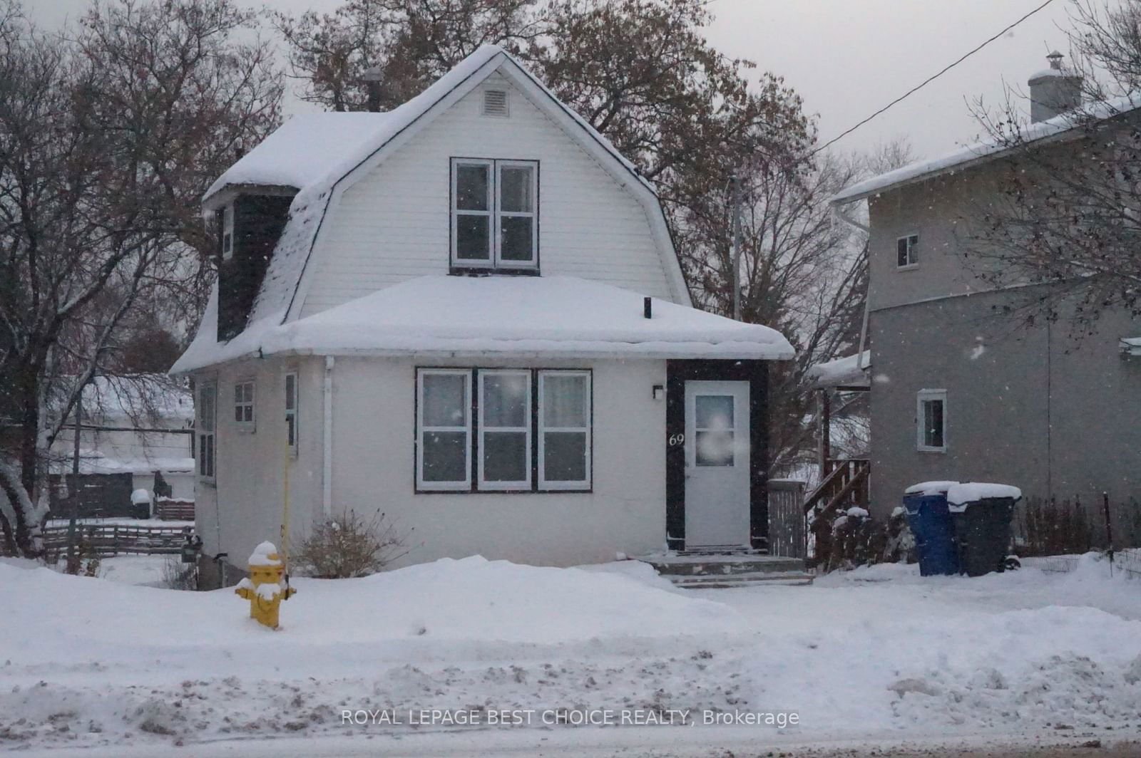 Building in 69 Lakeshore Road