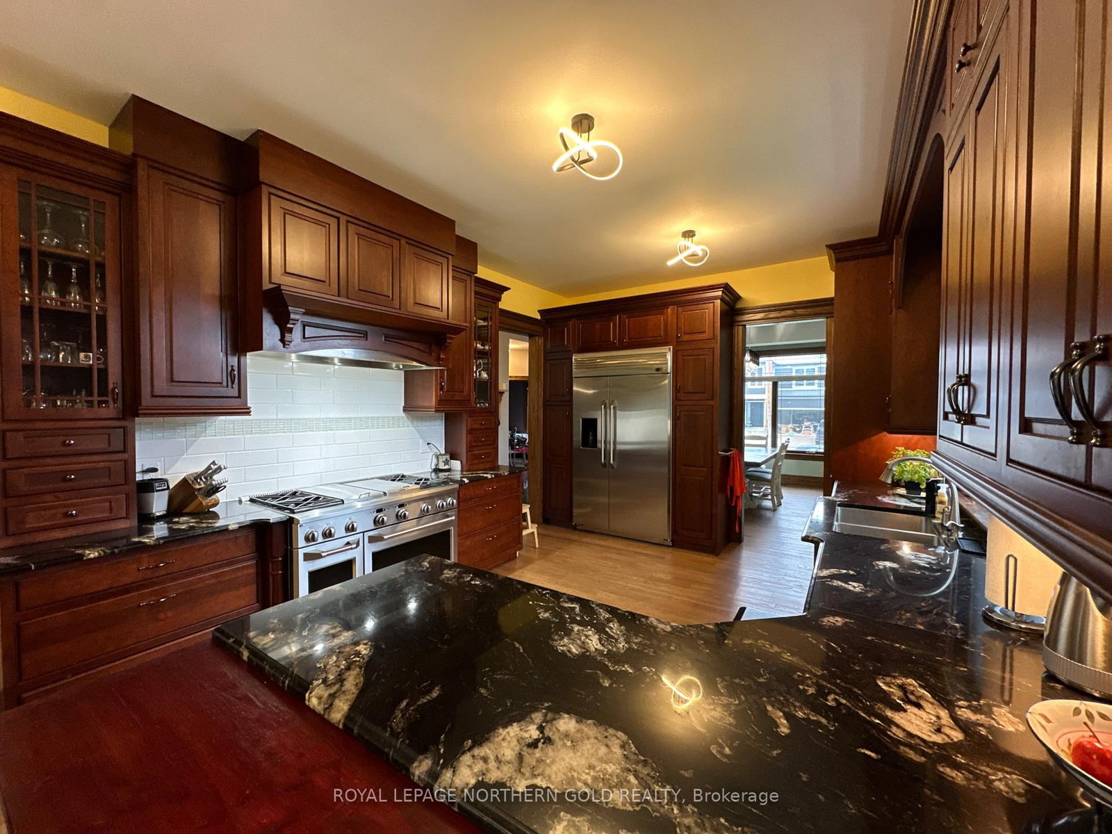 Listing Image 4