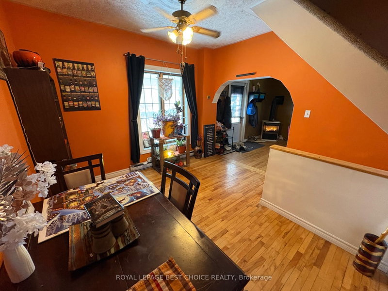 86 Dymond Cres photo 4