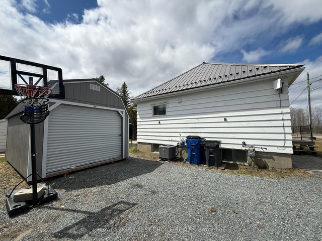 214 Haliburton Avenue W