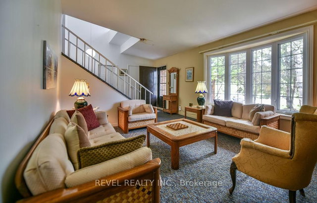 222 Earl Street W