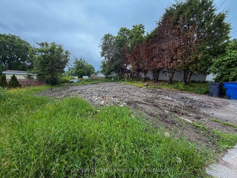 450 Cecil St photo 3