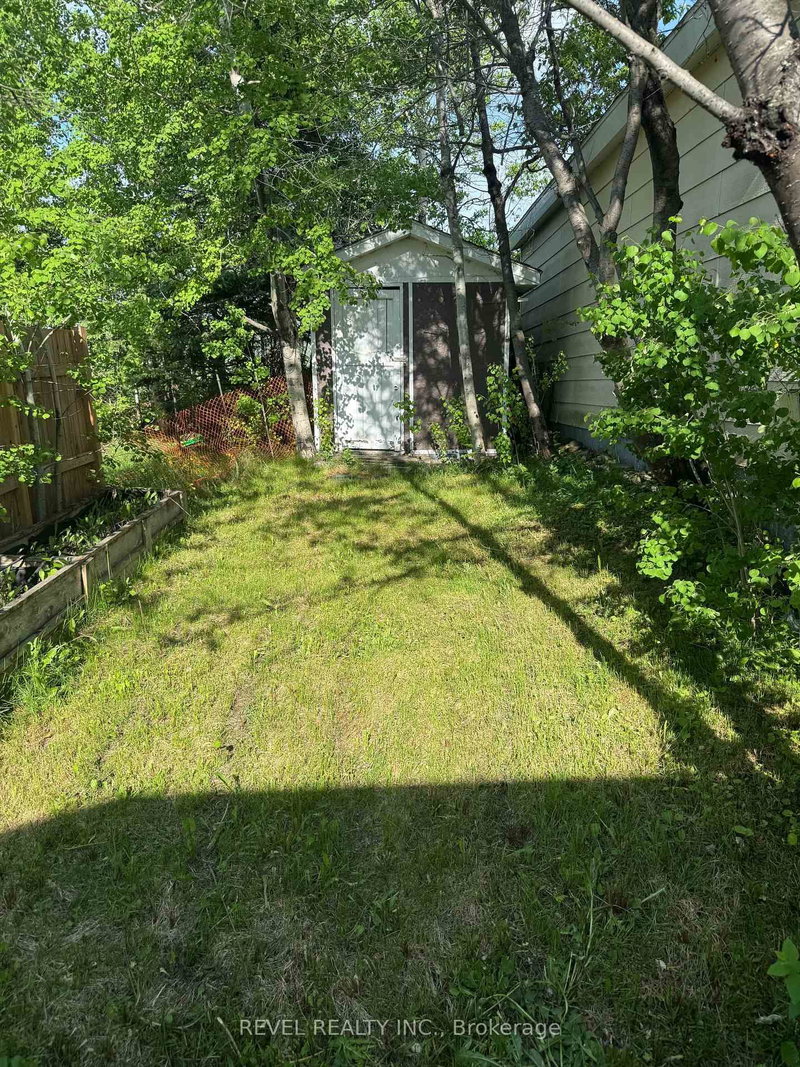 204 Laidlaw St photo 4