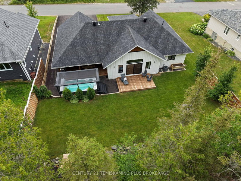273 Cosman Cres photo 4