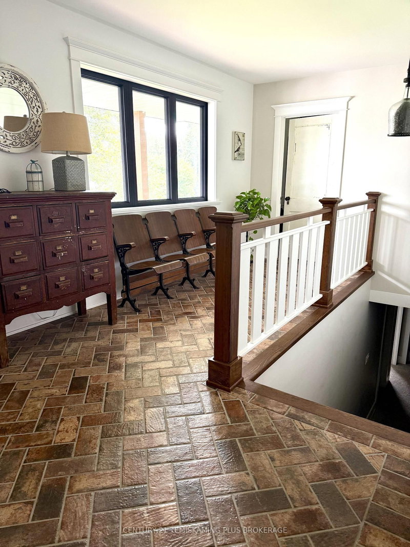 273 Cosman Cres photo 5