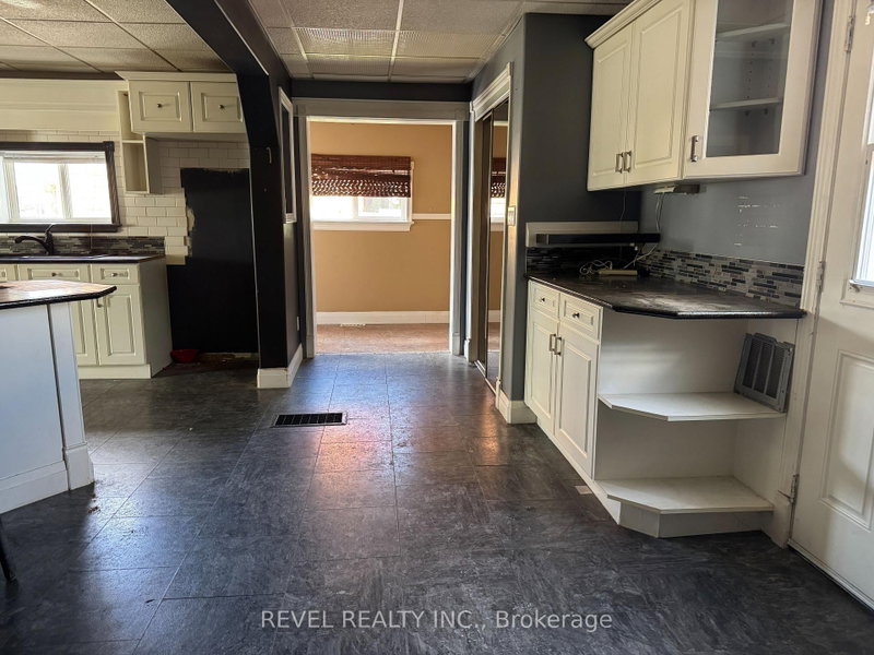 56 Strachan Ave photo 4