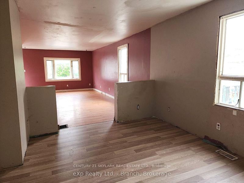 573 Government Rd W photo 5