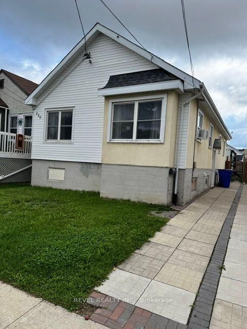 220 Maple Street N