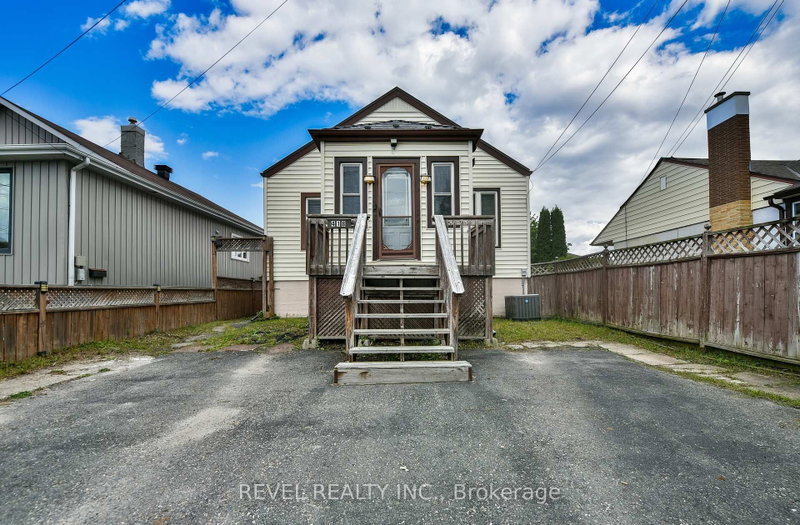 418 Maple Street S