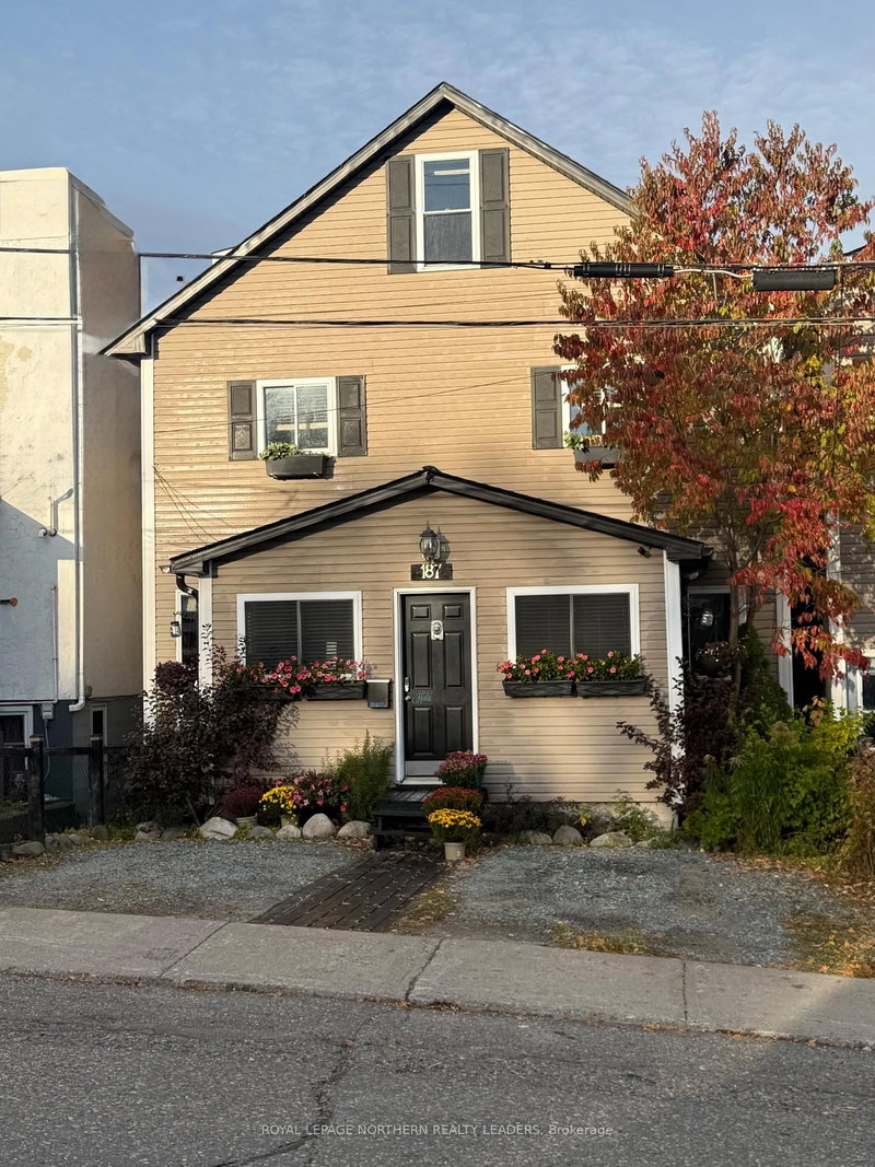 187 Spruce St N photo 1