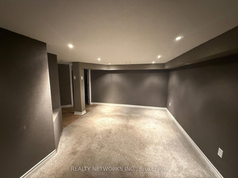 189 Balsam St S photo 5