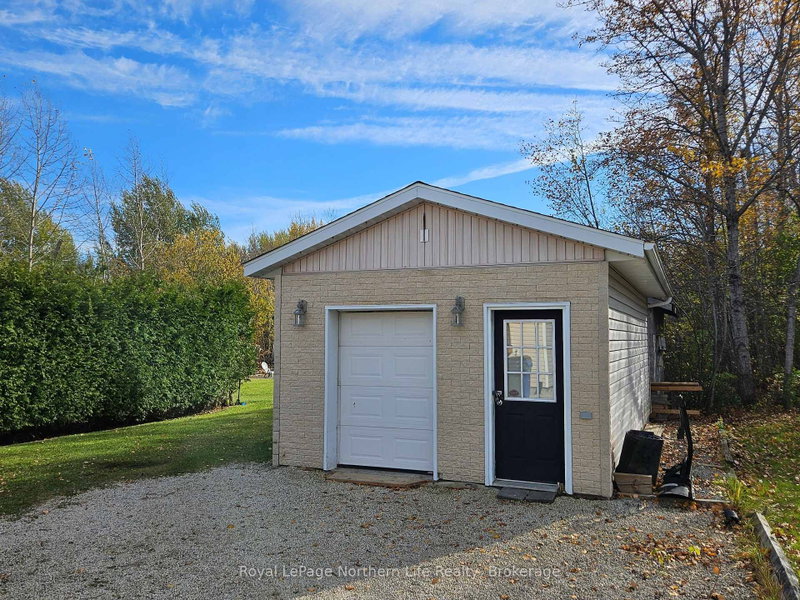 472 ALBERT St photo 3