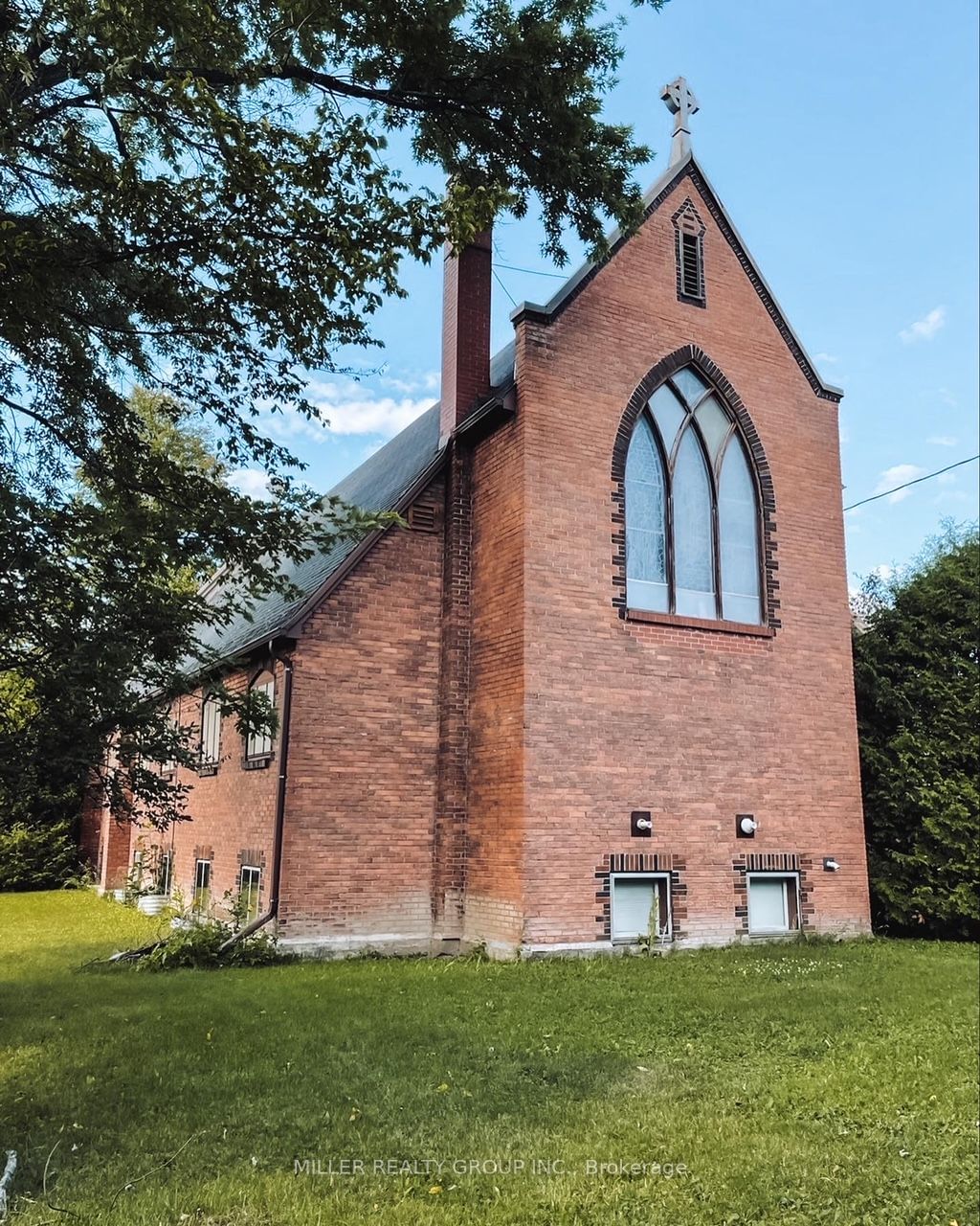 Building in 160 Whitewood Avenue