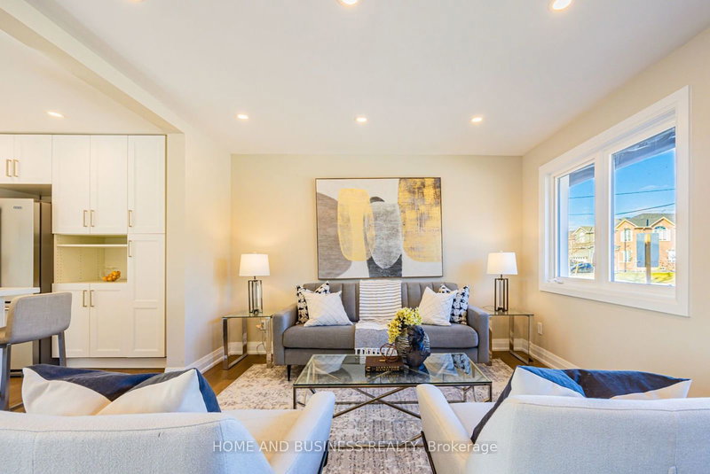 1326 Meredith Ave, Mississauga, L5E 2E7 | Image 2