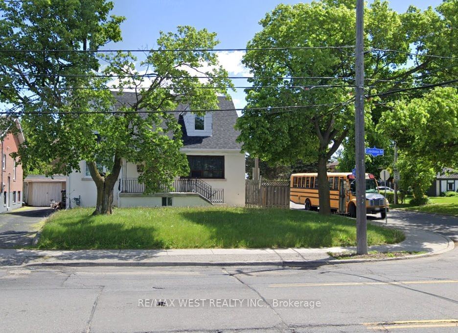 Building in 999 Caledonia Road