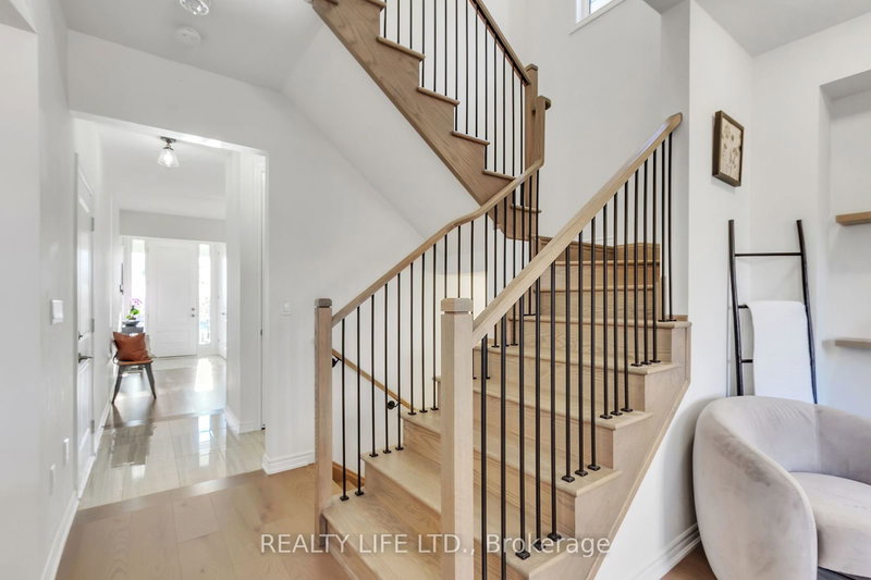 484 Thornborrow Crt, Milton, L9E 1T4 | Image 3