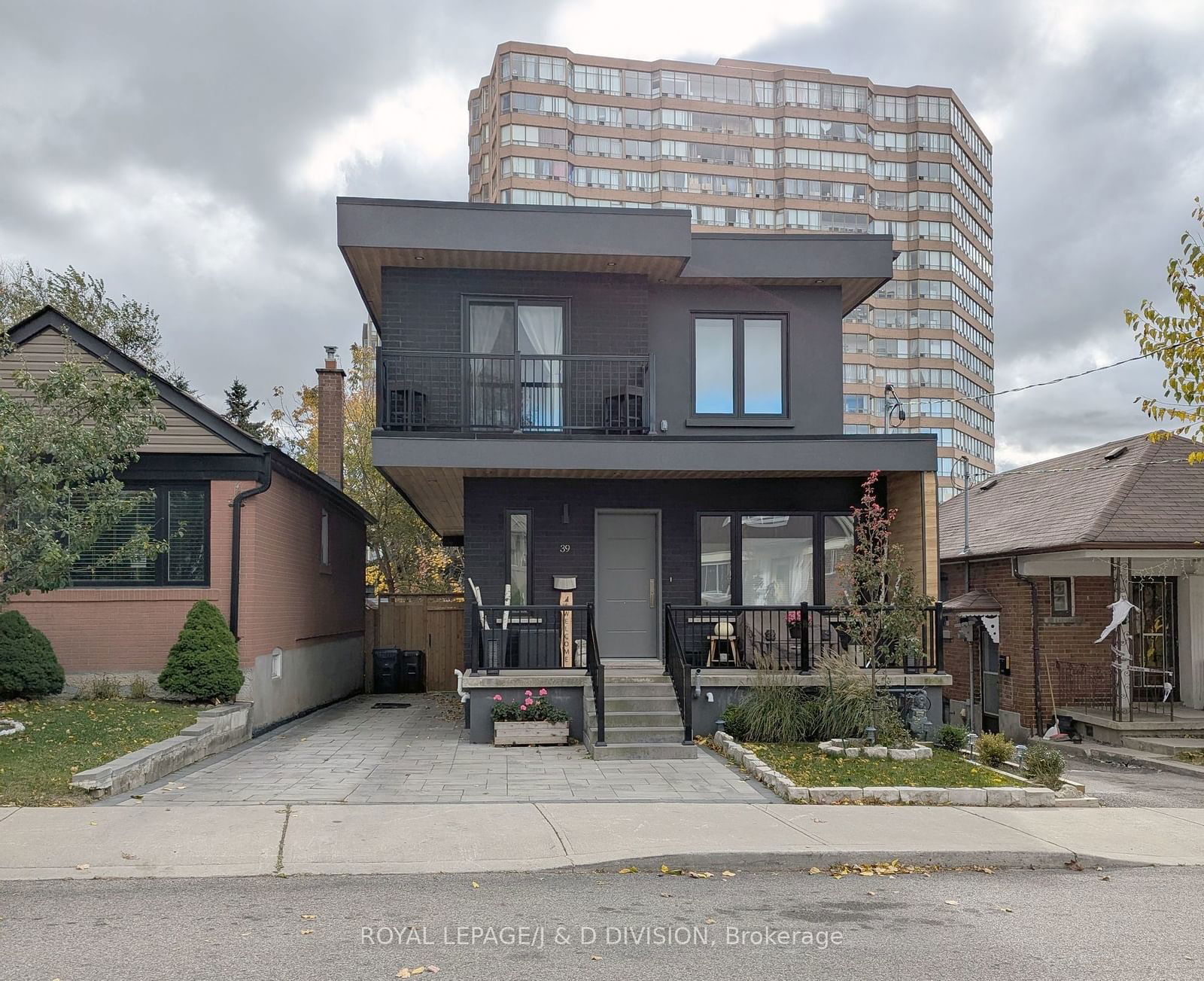 Building in 39 Lonborough Avenue