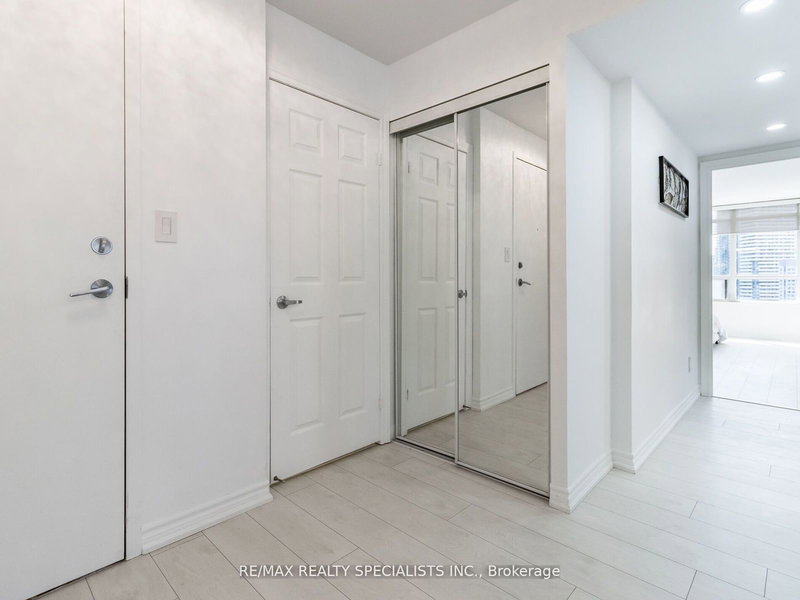 1906 - 3880 Duke Of York Blvd, Mississauga, L5B 4M7 | Image 2