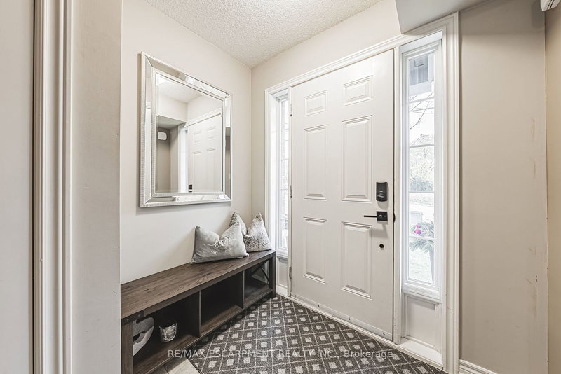 4 - 2220 Queensway Dr, Burlington, L7R 0E7 | Image 2