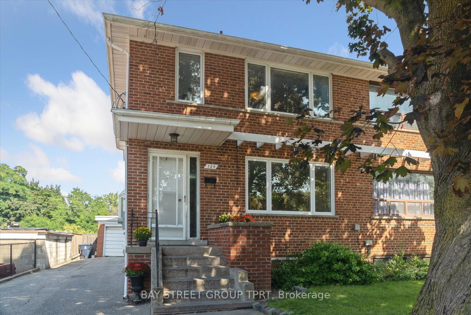 Semi-Detached House sold at 129 Brookhaven Drive, Toronto, Brookhaven-Amesbury, M6M 4P1 - MLS: W10425038