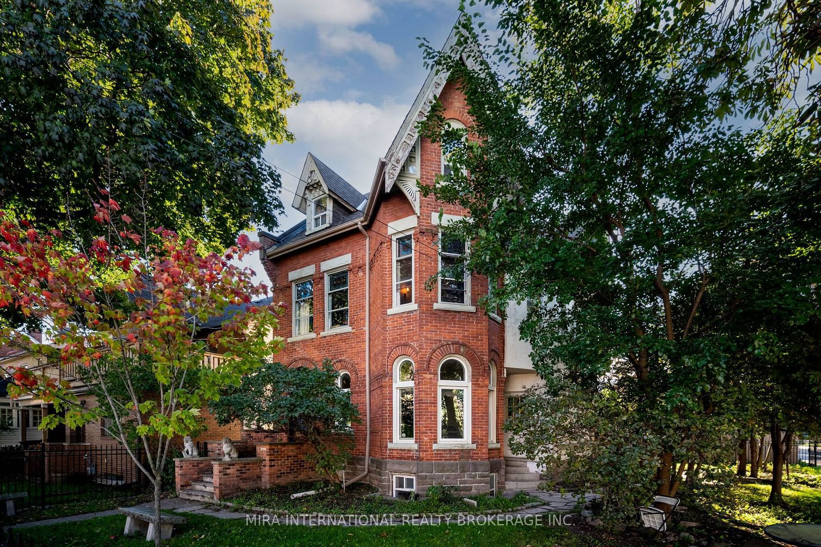 Building in 60 Brock Avenue