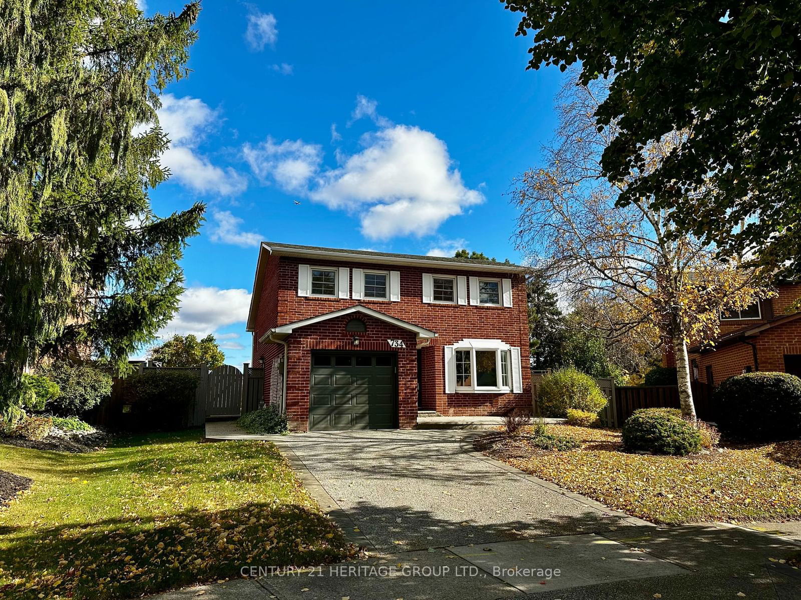 Building in 734 Robertson Crescent