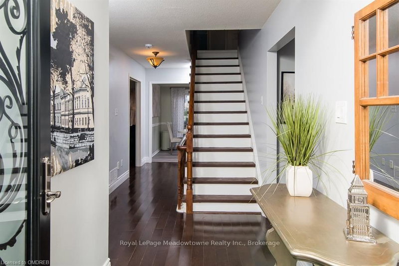 796 Childs Dr, Milton, L9T 4J2 | Image 2