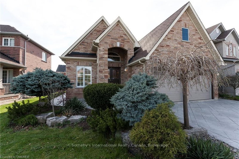694 Gypsy Fly Cres, Mississauga, L5W 1H6 | Image 2