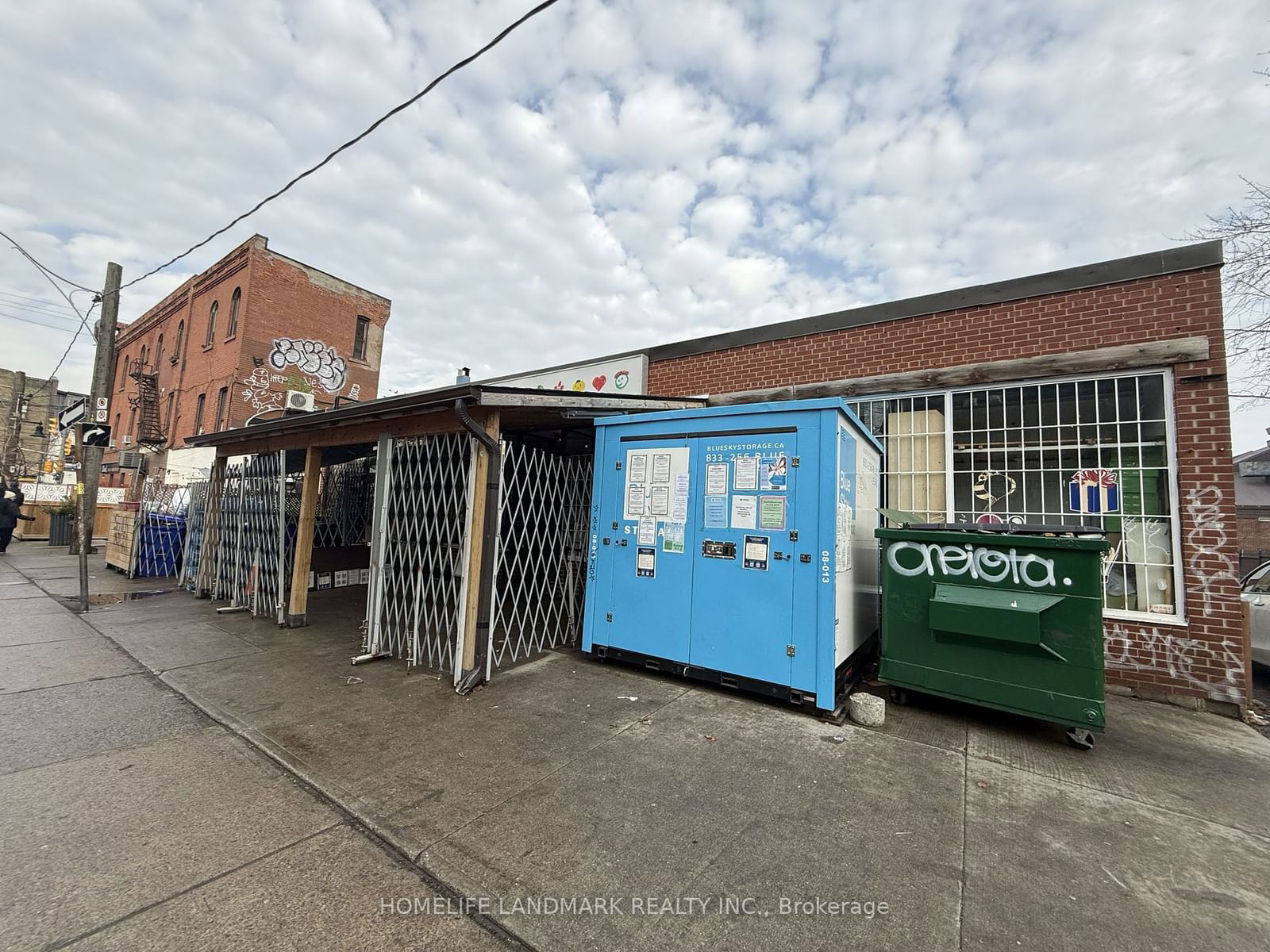 Building in 263 Dunn Avenue