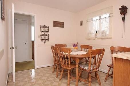 1186 Shadeland Dr, Mississauga, L5C1P4 | Image 3