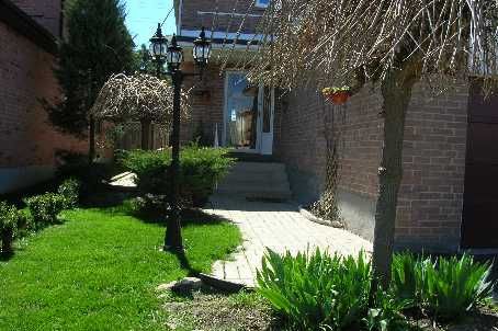 74 Atkins Circ, Brampton, L6X4B4 | Image 2