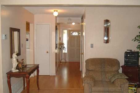 31 Carleton Pl, Brampton, L6T3Z4 | Image 2