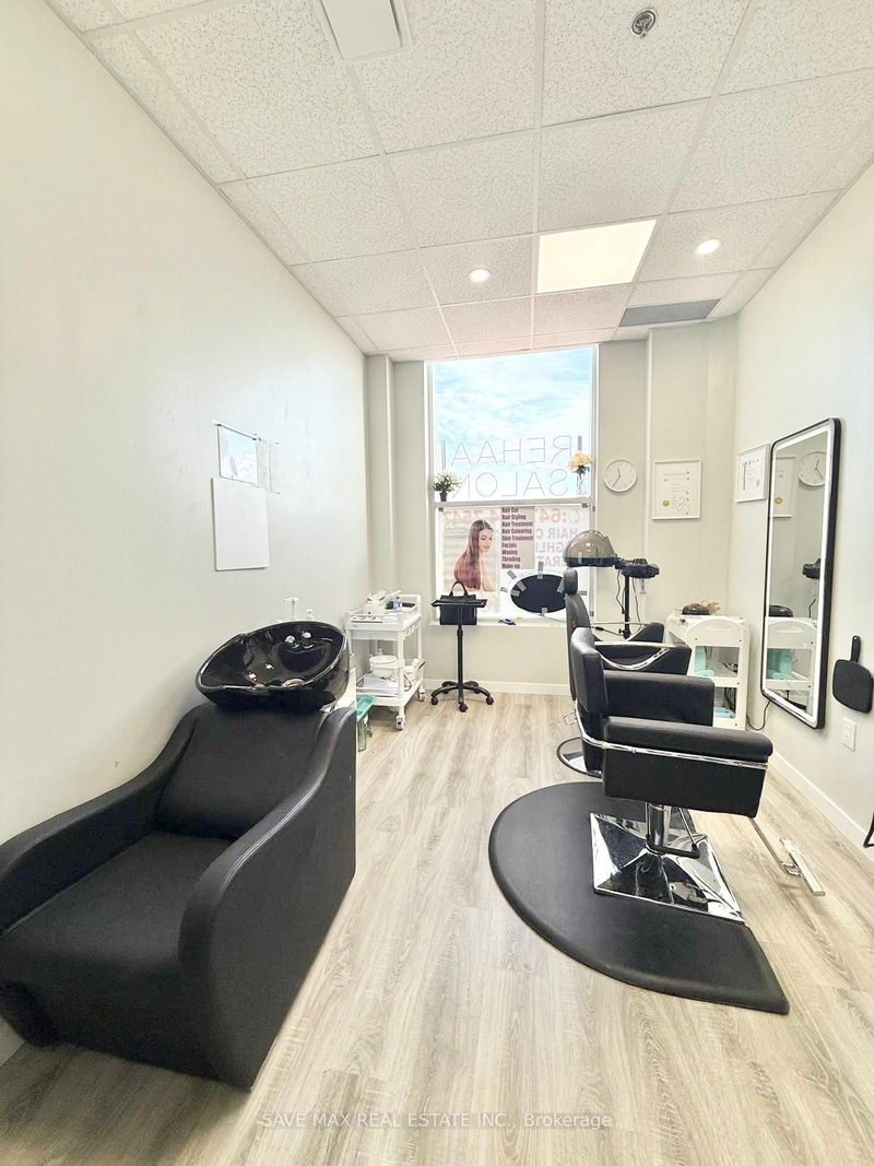 201 - 251 Guelph St, Halton Hills, L7G 4B1 | Image 2