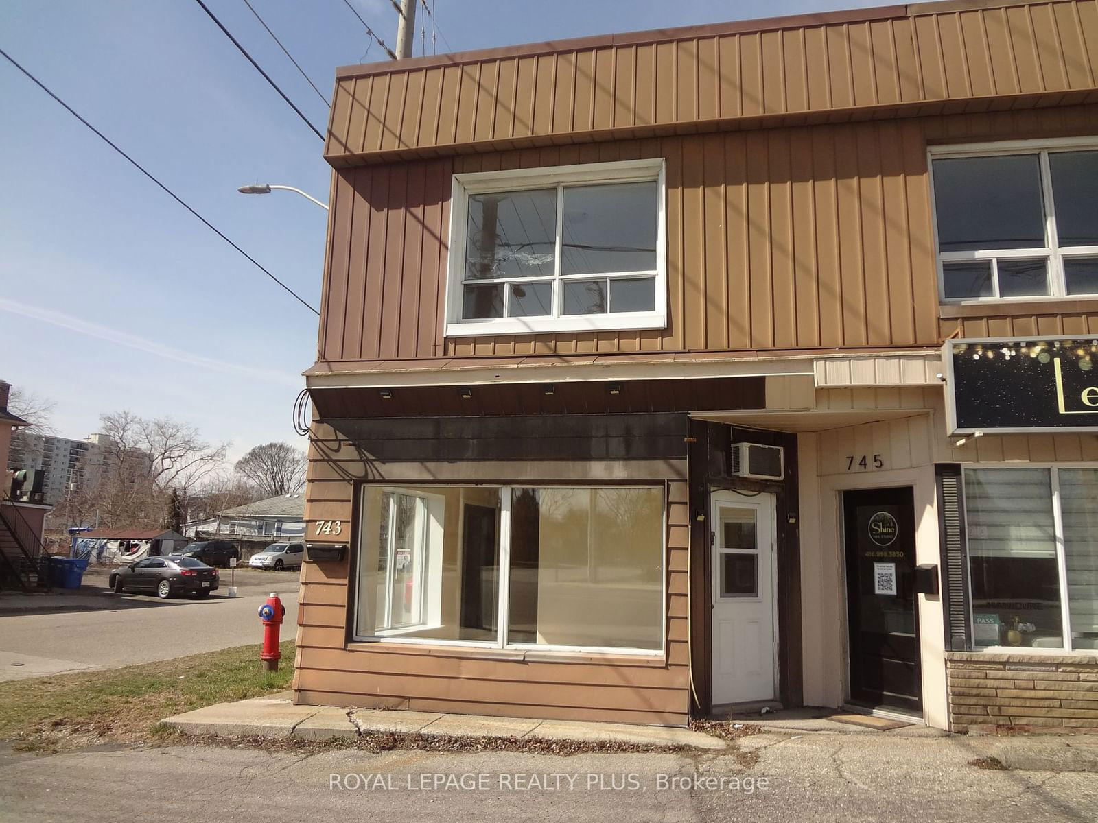 Building in 743 Lakeshore Road